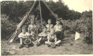 Een groepje welpen voor de tent in 1951